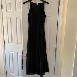 Black long dress size 8P. Elegant!